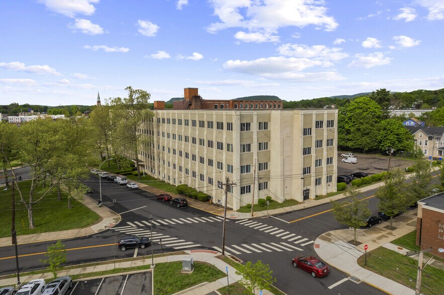 71 Catlin St, Meriden, CT à vendre - Photo de l’immeuble – Image 3 sur 32