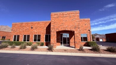 110 Mesa Park Dr, El Paso, TX à louer Photo de l’immeuble– Image 2 sur 4