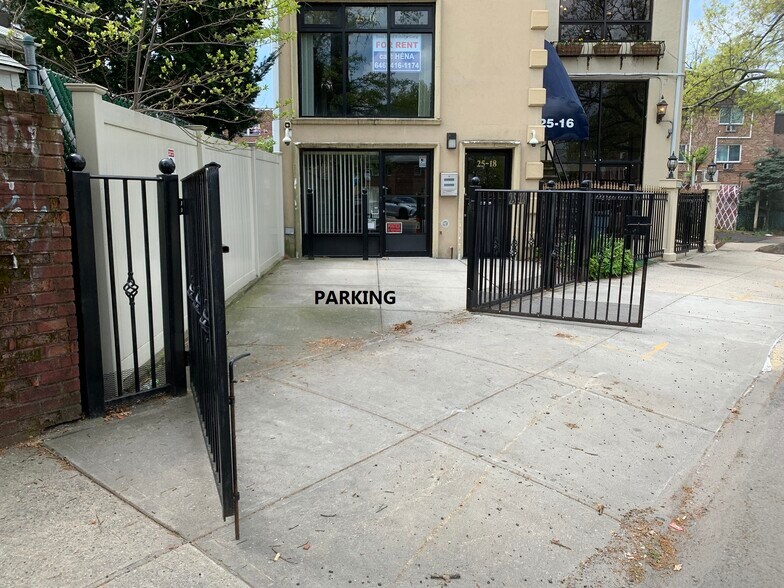 2518 Francis Lewis Blvd, Flushing, NY à vendre - Photo de l’immeuble – Image 2 sur 14