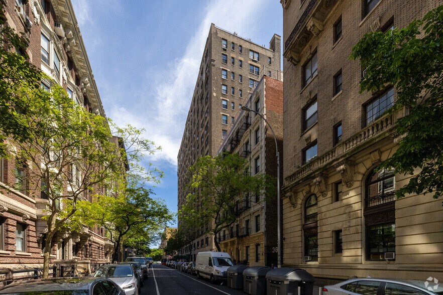 600 W 111th St, New York, NY à louer - Photo de l’immeuble – Image 2 sur 5
