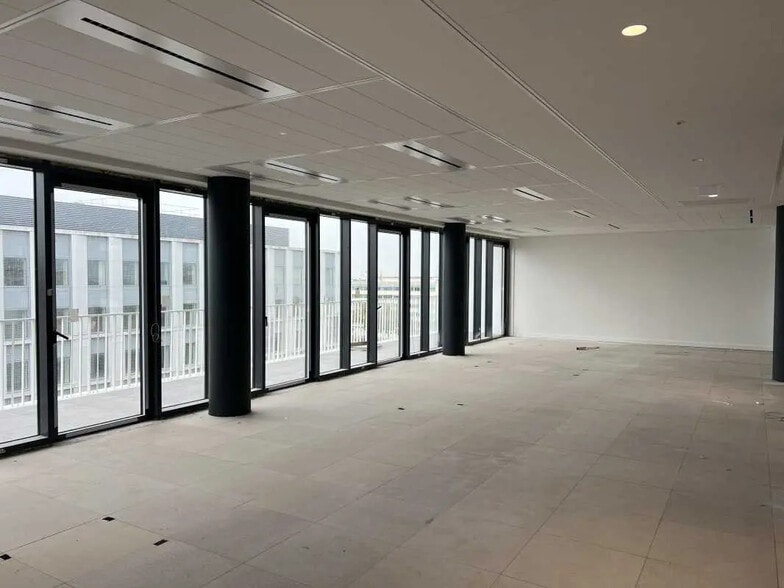 Bureau dans Montigny-le-Bretonneux à vendre - Photo de l’immeuble – Image 3 sur 11