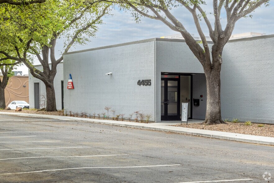 4455 Sigma Rd, Dallas, TX à louer - Photo de l’immeuble – Image 3 sur 3