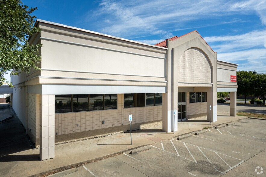 1811 E Arkansas Ln, Arlington, TX à louer - Photo de l’immeuble – Image 2 sur 9