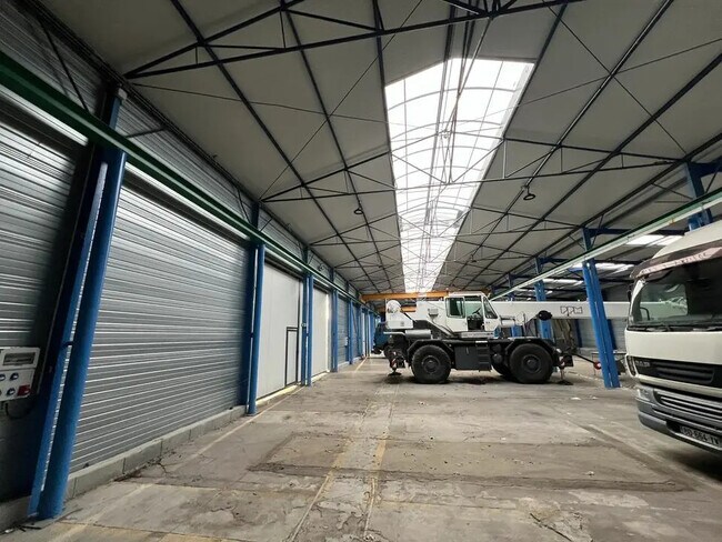 Plus de détails pour Local d’activités à vendre