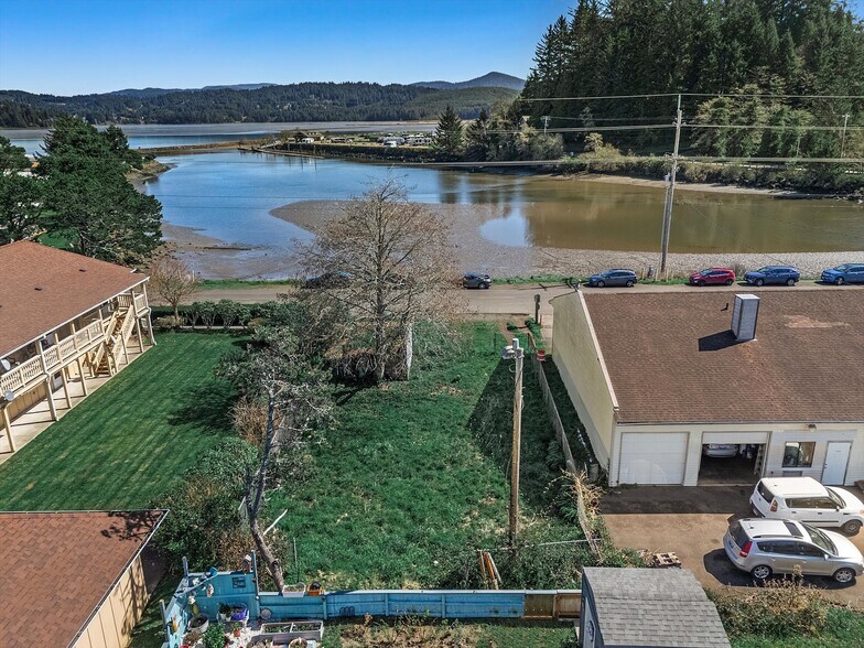 840 NE Mill St, Waldport, OR à vendre - Photo de l’immeuble – Image 3 sur 7