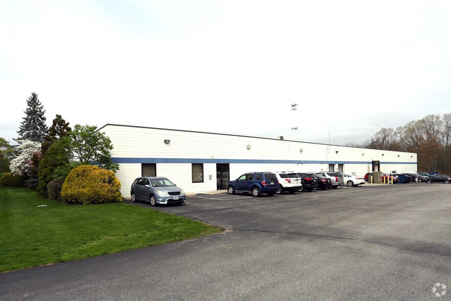 70 Catamore Blvd, East Providence, RI à louer - Photo principale – Image 1 sur 6