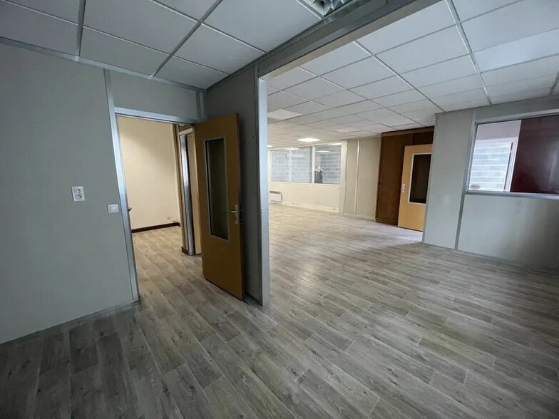 Local d’activités dans Quincy-Voisins à louer - Photo intérieure – Image 2 sur 4