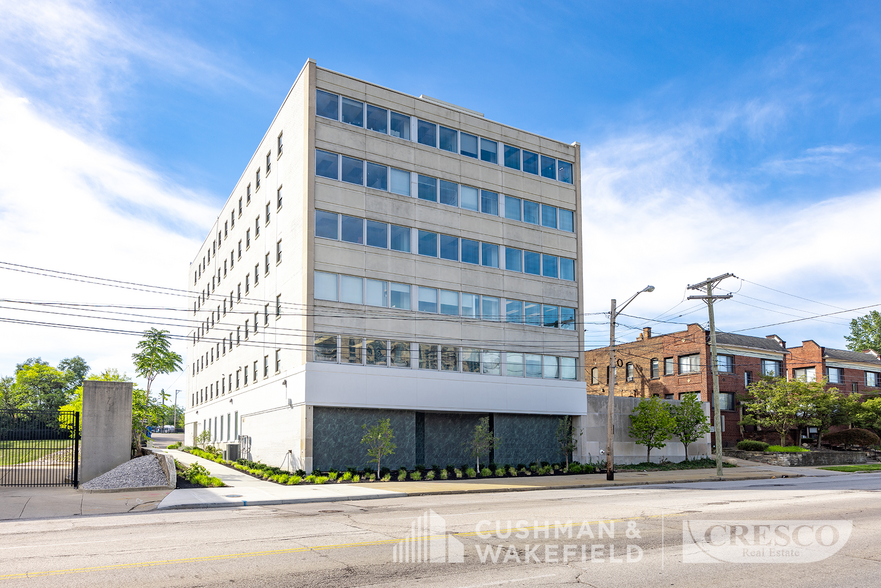 10900 Carnegie Ave, Cleveland, OH à louer - Photo de l’immeuble – Image 1 sur 10