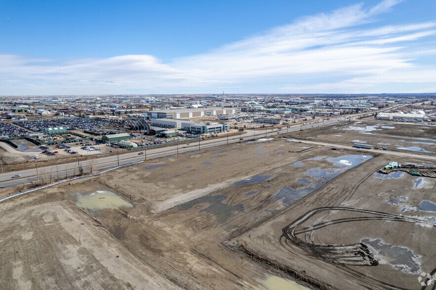 8919 Barlow Trl SE, Calgary, AB à louer - Photo de l’immeuble – Image 1 sur 9
