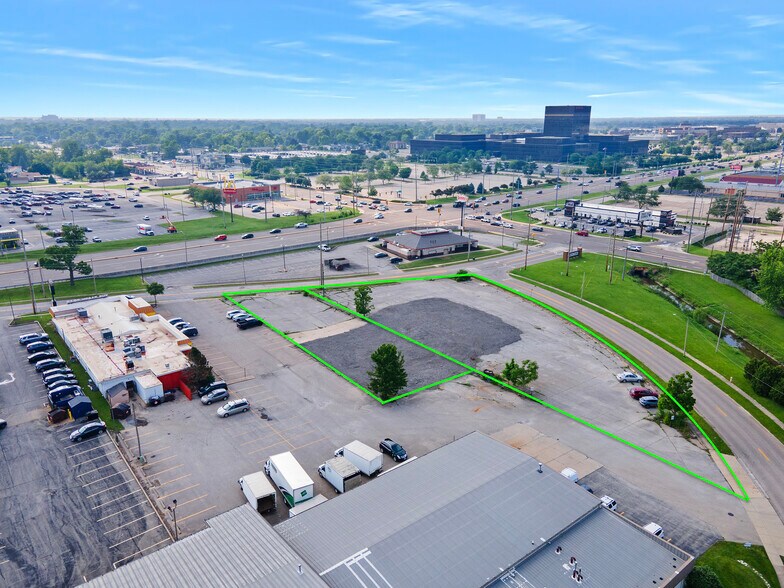704 S Eldorado Rd, Bloomington, IL à vendre - Photo principale – Image 1 sur 9