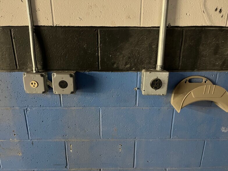 51 Aster St, West Warwick, RI à vendre - Photo de l’immeuble – Image 3 sur 15