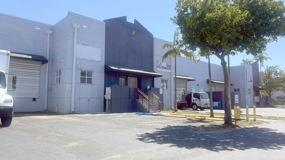 5055 NW 74th Ave, Miami, FL à louer - Photo de l’immeuble – Image 2 sur 4