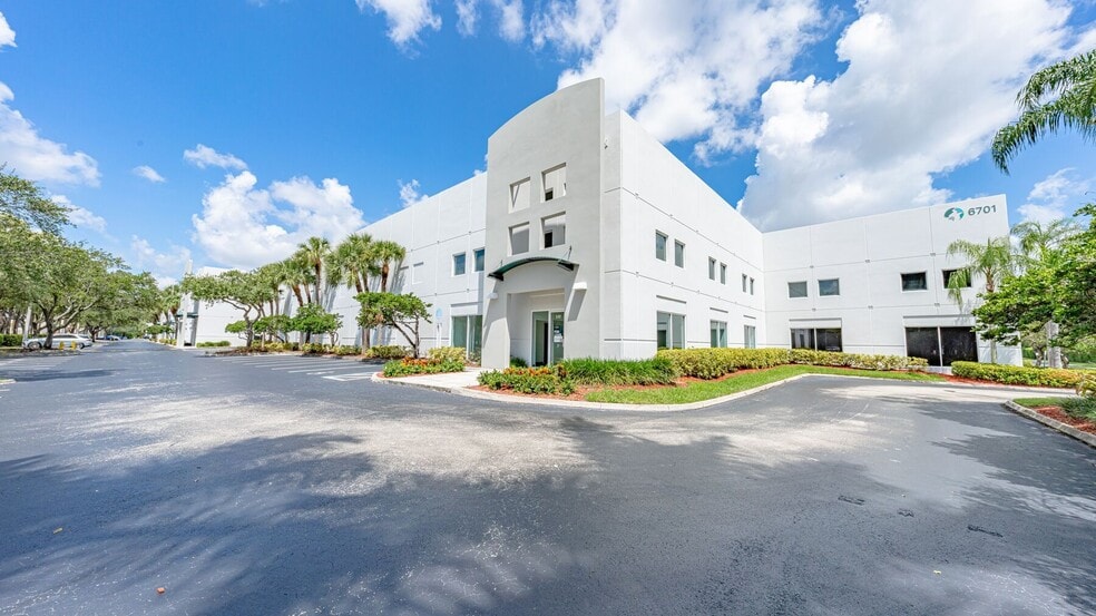 6701 NW 7th St, Miami, FL à louer - Photo principale – Image 1 sur 2