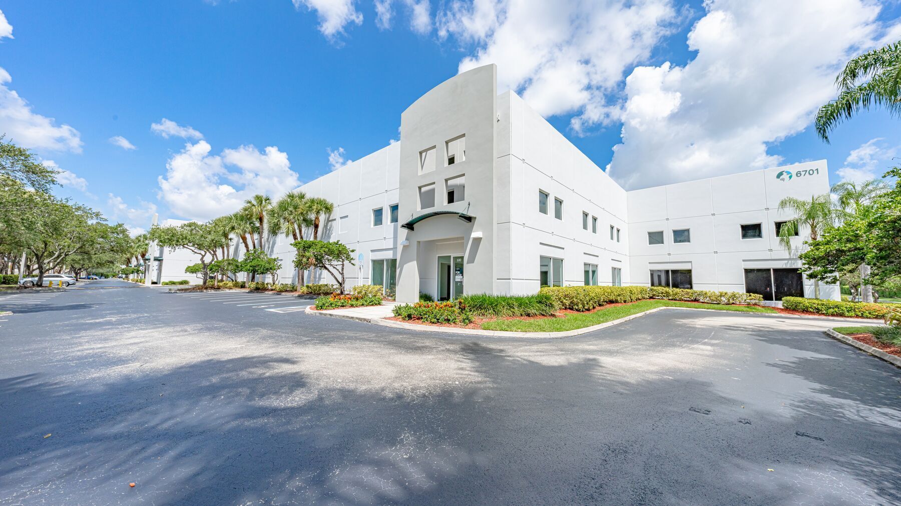 6701 NW 7th St, Miami, FL à louer Photo de l’immeuble– Image 1 sur 3