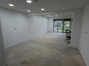 82A Fenwick Dr, Bradford à louer Photo intérieure– Image 1 sur 2