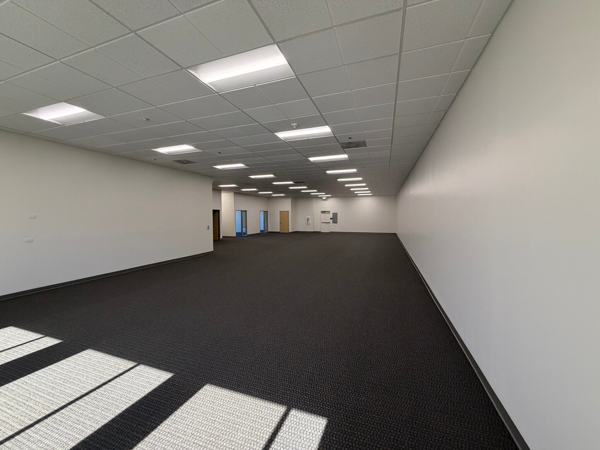 328 E Commercial Rd, San Bernardino, CA à louer Photo intérieure– Image 1 sur 14