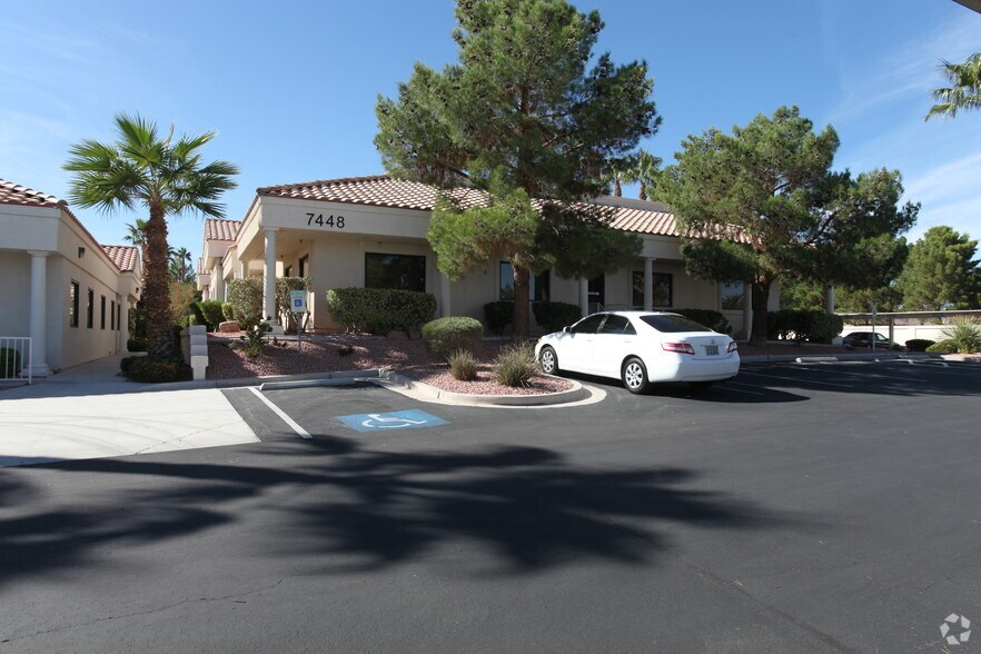 7448 W Sahara Ave, Las Vegas, NV à louer - Photo de l’immeuble – Image 3 sur 4