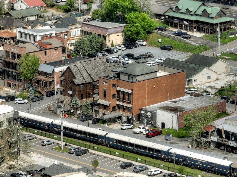 588 E Main St, Blue Ridge, GA à louer - Photo de l’immeuble – Image 2 sur 13