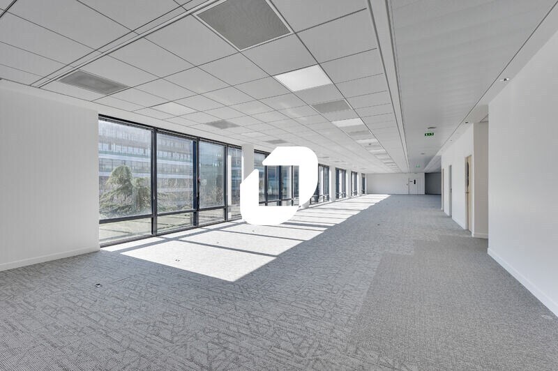 Bureau dans Saint-Denis à louer - Photo de l’immeuble – Image 2 sur 14