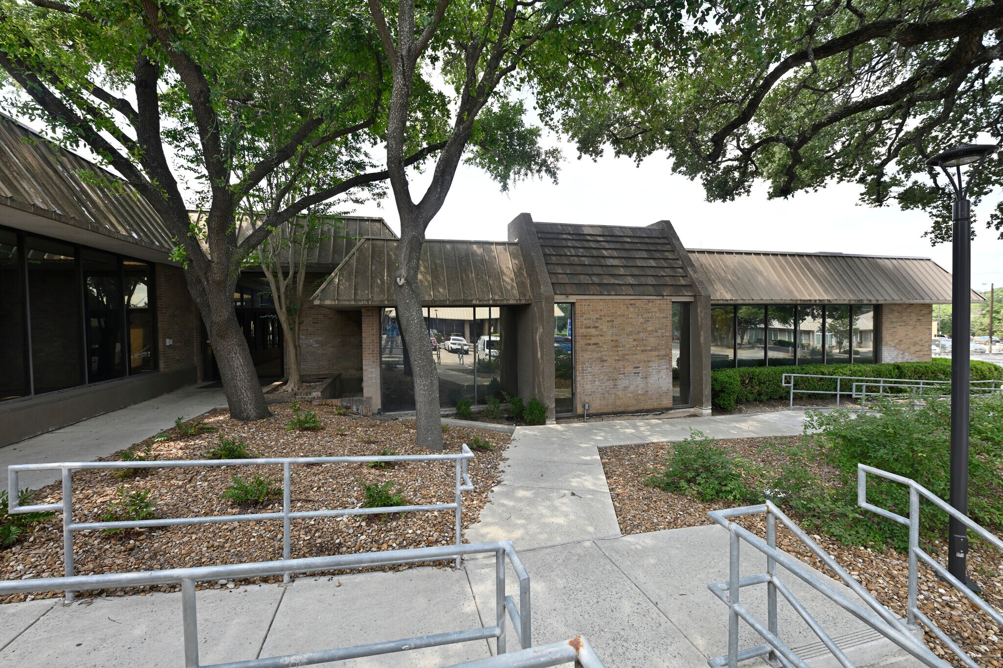 4203-4211 Gardendale St, San Antonio, TX à louer Photo principale– Image 1 sur 28