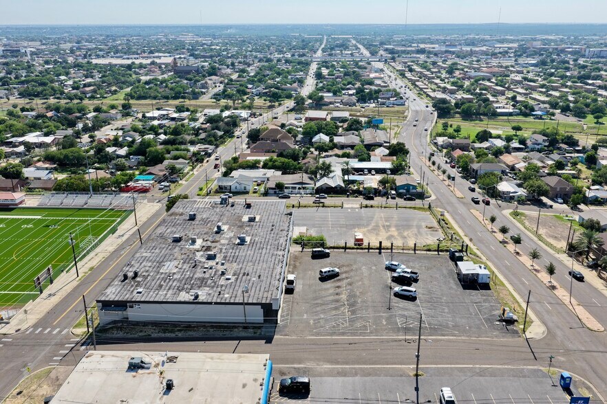 201 E Clark Blvd, Laredo, TX à louer - Photo de l’immeuble – Image 3 sur 13