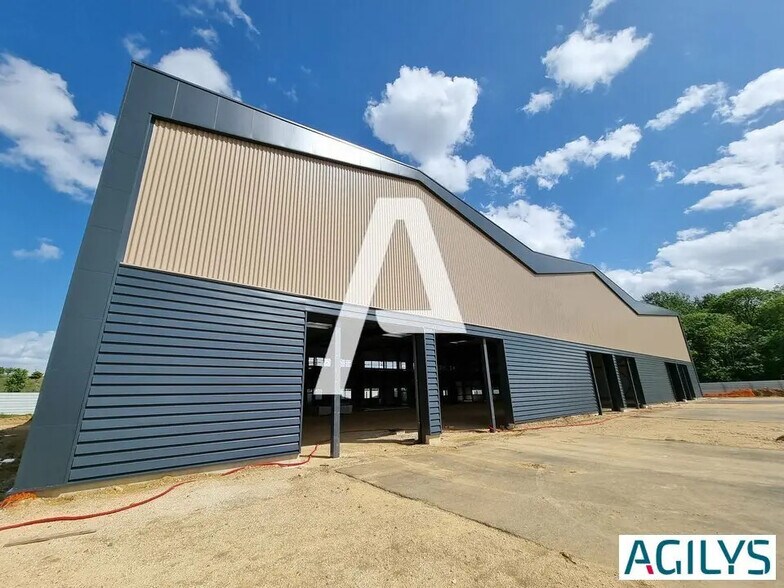 Local d'activités dans Moissy-Cramayel à vendre - Photo de l’immeuble – Image 1 sur 11