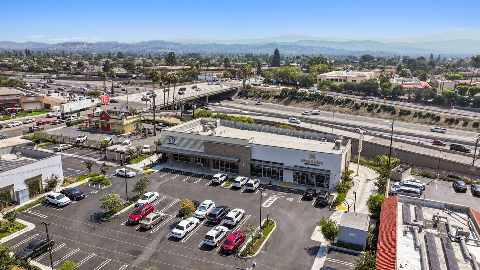 301 N Tustin Ave, Santa Ana, CA à louer - Photo de l’immeuble – Image 1 sur 3