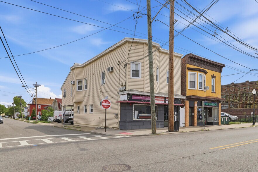 598 Van Houten Ave, Clifton, NJ à vendre - Photo principale – Image 1 sur 29