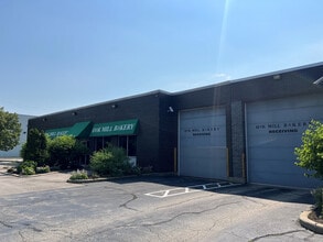 2480-2490 S Wolf Rd, Des Plaines, IL à louer Photo intérieure– Image 2 sur 22