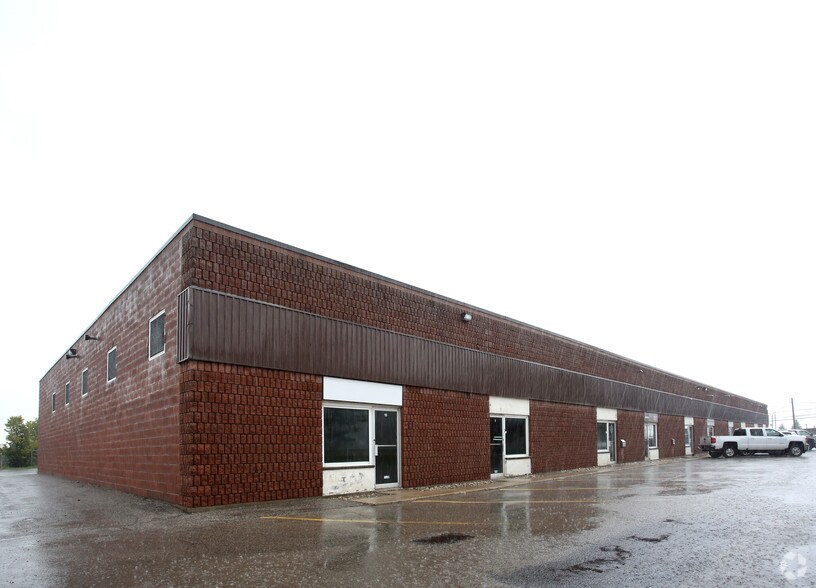 644 Colby Dr, Waterloo, ON à louer - Photo de l’immeuble – Image 2 sur 4