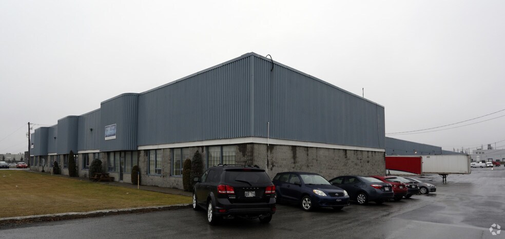 3460-3572 Francis-Hughes Ave, Laval, QC à louer - Photo de l’immeuble – Image 2 sur 2