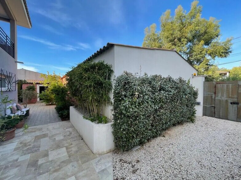 Industriel/Logistique dans Rougiers à vendre - Photo de l’immeuble – Image 2 sur 10