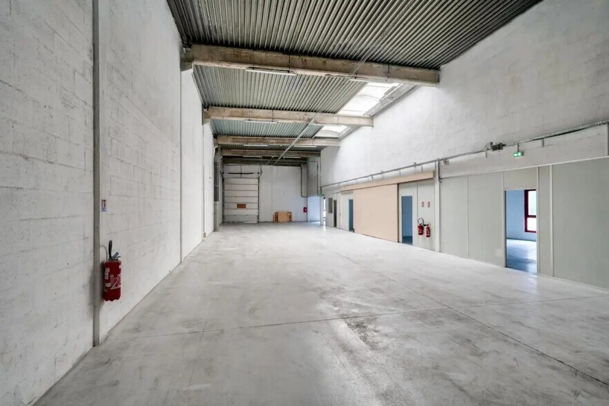 Local d’activités dans Éragny à louer - Photo intérieure – Image 1 sur 4