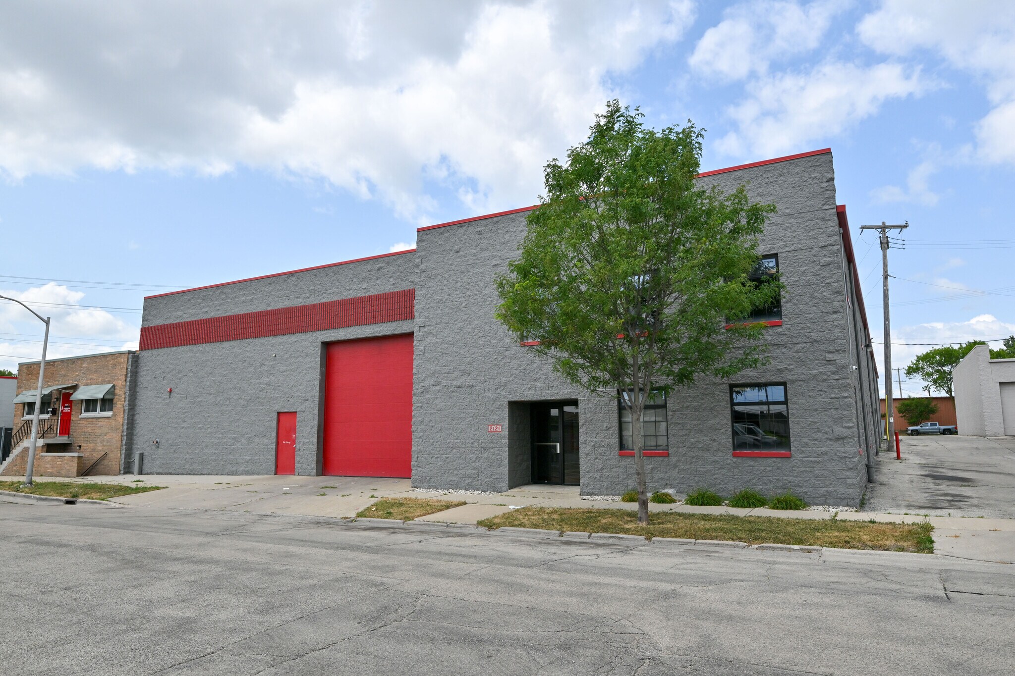 2121 S 55th St, West Allis, WI à louer Photo de l’immeuble– Image 1 sur 2