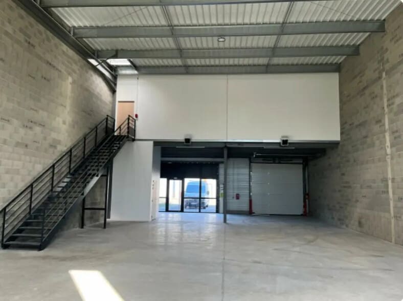 Local d’activités dans Fenouillet à louer - Photo de l’immeuble – Image 2 sur 5