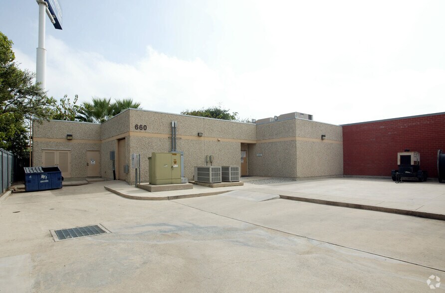 660 S Santa Rosa Ave, San Antonio, TX à vendre - Photo de l’immeuble – Image 2 sur 2