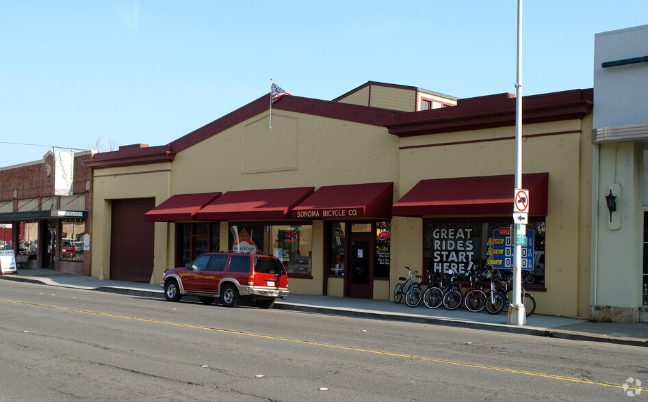 264-270 N Petaluma Blvd, Petaluma, CA à louer - Photo de l’immeuble – Image 1 sur 5