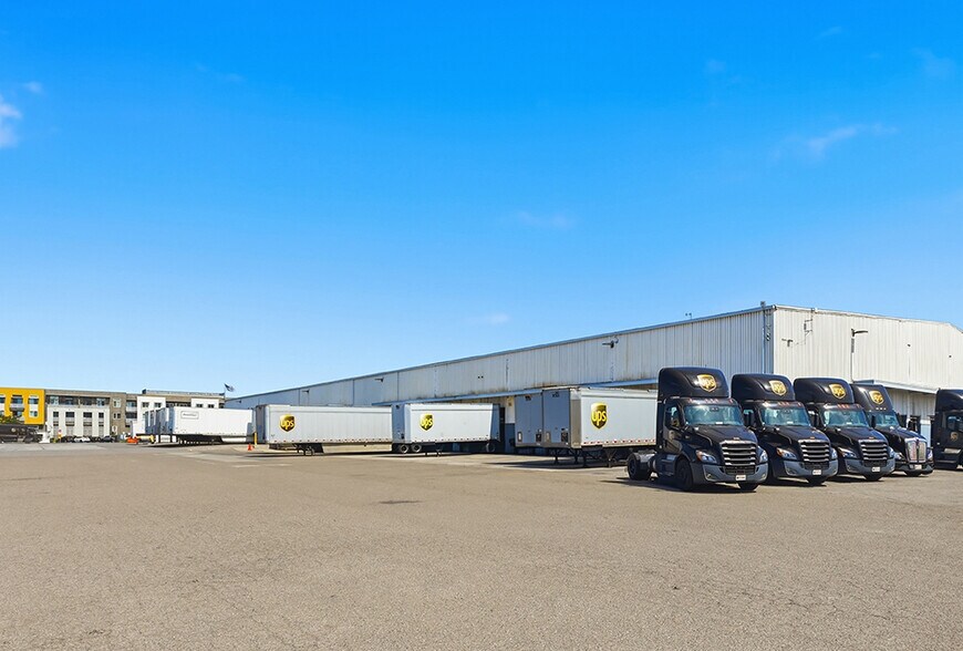 111 Bingham Dr, San Marcos, CA à vendre - Photo de l’immeuble – Image 2 sur 11