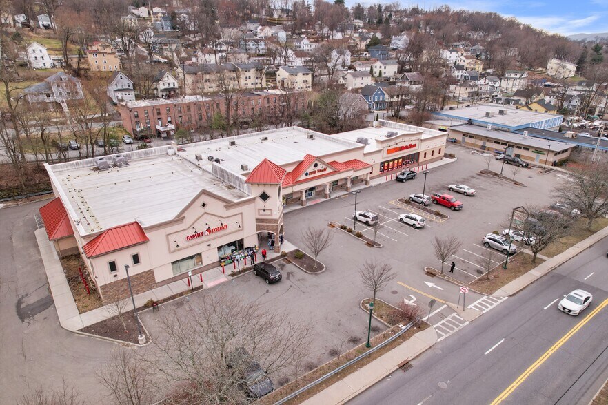 1723 Main St, Peekskill, NY à vendre - Photo de l’immeuble – Image 2 sur 3
