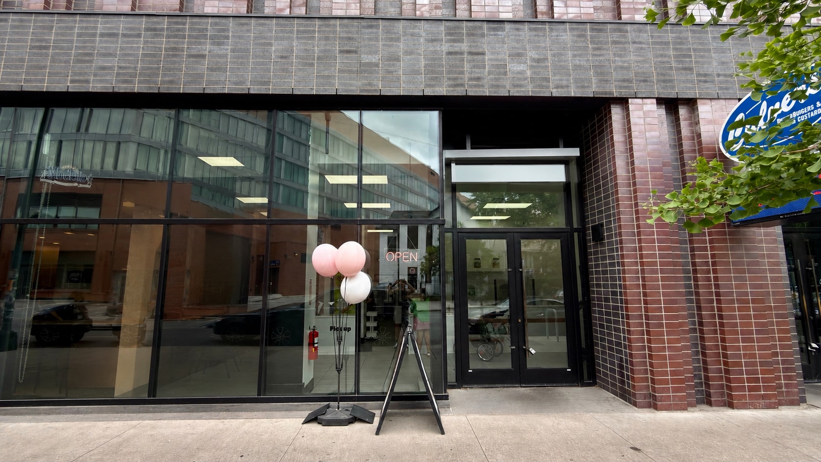 1115 W Addison St, Chicago, IL à vendre Photo intérieure– Image 1 sur 3