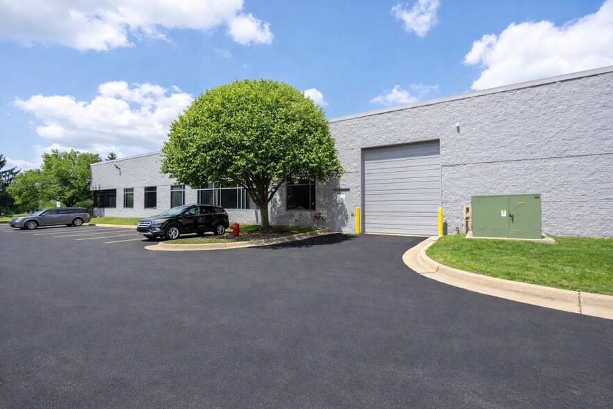 47828 Halyard Dr, Plymouth, MI à vendre - Photo de l’immeuble – Image 2 sur 11