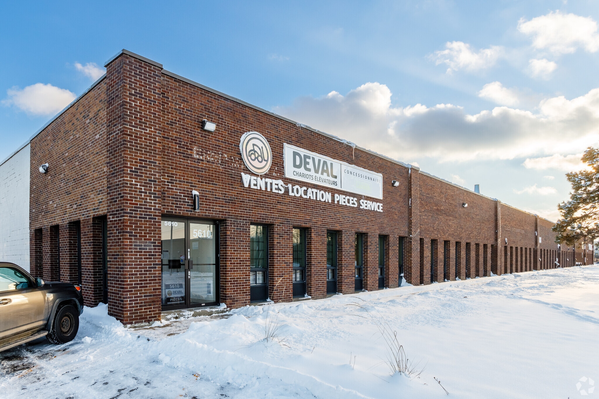 5610-5660 Ch Bois-Franc, Montréal, QC à louer Photo principale– Image 1 sur 8