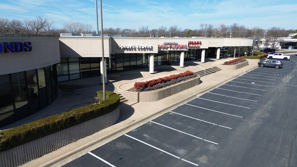 8136-8190 S Memorial Dr, Tulsa, OK à louer - Photo de l’immeuble – Image 3 sur 7