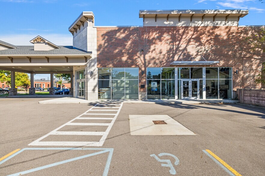 311 W University Dr, Rochester, MI à louer - Photo de l’immeuble – Image 3 sur 21