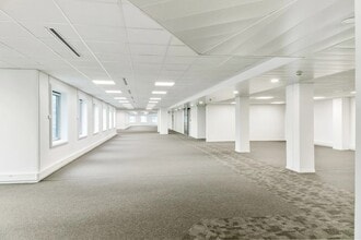 2-4 Place Des Vosges, Courbevoie à louer Photo intérieure– Image 2 sur 2