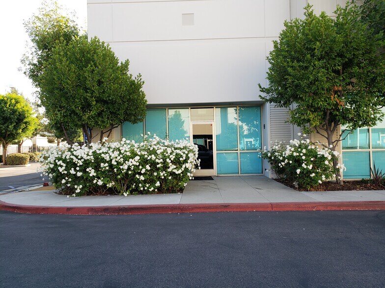 13905 Ramona Ave, Chino, CA à louer - Photo de l’immeuble – Image 2 sur 12