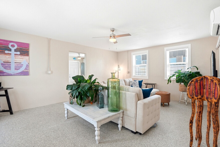 14135 Palm St, Madeira Beach, FL à vendre - Photo intérieure – Image 3 sur 10