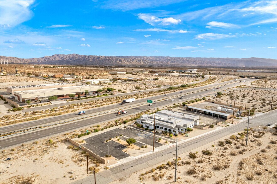 690 W Garnet Ave, Palm Springs, CA à louer - Photo de l’immeuble – Image 3 sur 11