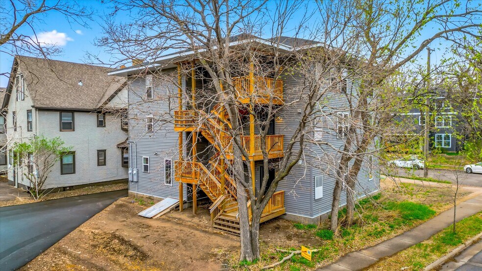 814 6th St SE, Minneapolis, MN à vendre - Photo de l’immeuble – Image 2 sur 47