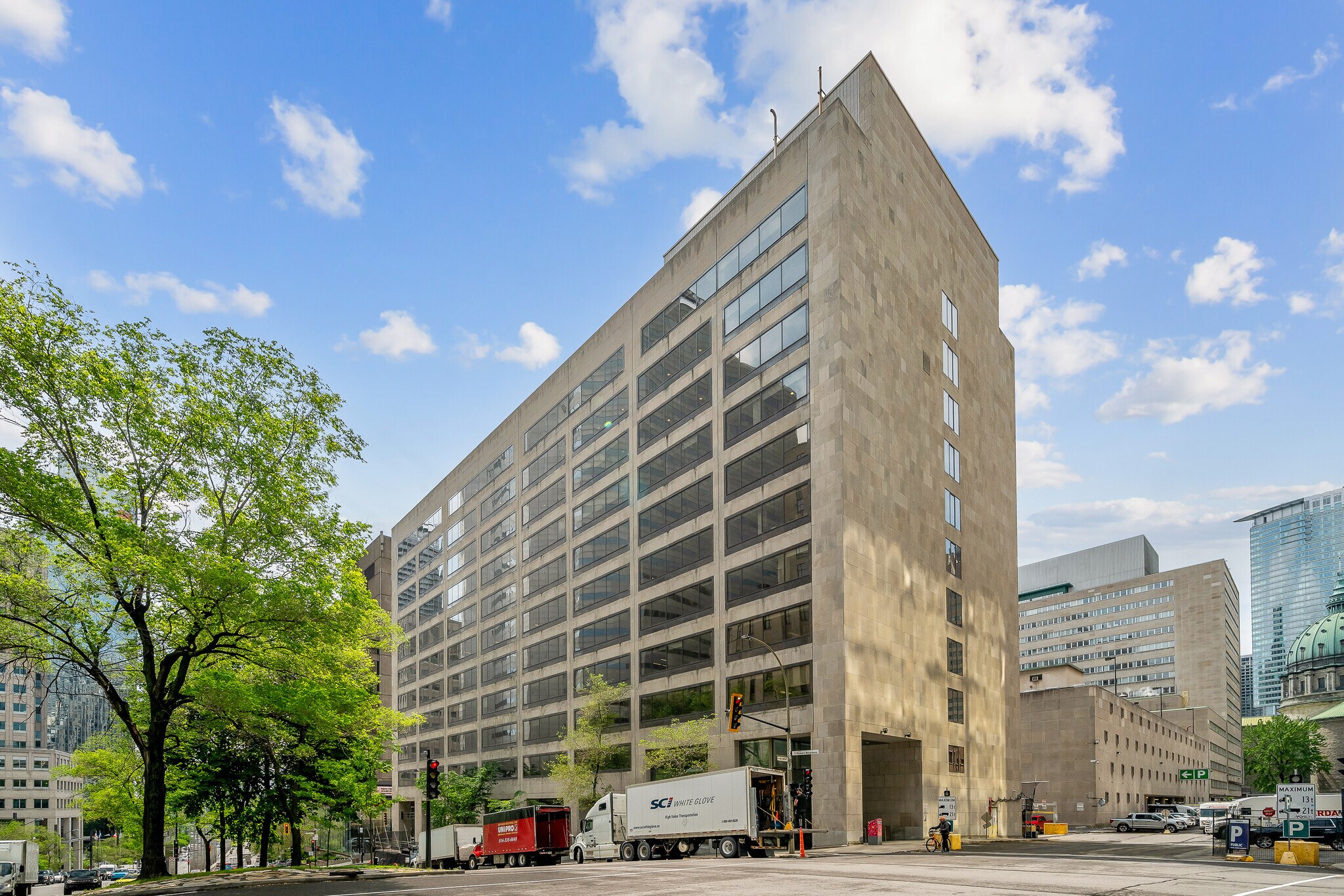 1060 Boul Robert-Bourassa, Montréal, QC à louer Photo principale– Image 1 sur 7